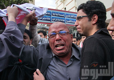 والد احد شهداء الألتراس فى مسيرة من امام مسجد الاستقامه الاسبوع الماضى             تصوير - جيهان نصر